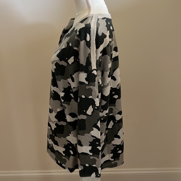 New but without tags Wonderly Grey Camo Raw Seam Pullover - Picture 5 of 9